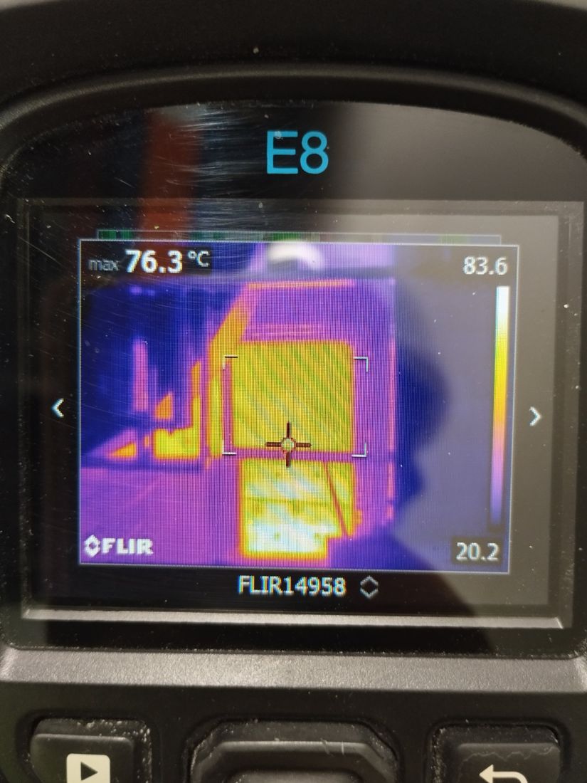 Thermal image on FLIR E8 screen with a maximum of 76.3 °C