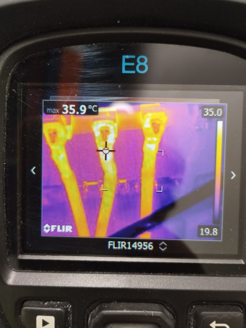 Thermal image of cable lugs on FLIR E8 screen with a maximum of 35.9 °C